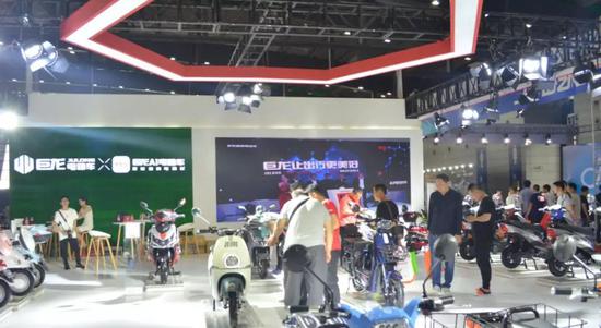 巨(ju)龍AI“更聰明的電動(dong)車”很吸眼！