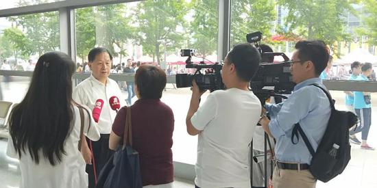 陸金龍理事(shì)長接受無錫電視(shì)台新聞頻道、今晚(wǎn)60分、第一看點等記(jì)者采訪