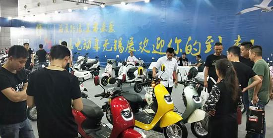 踏浪的高調：自(zi)主研發經典款、爆(bào)款魅力無限！正弦(xián)波控制器、雙遙控(kong)防盜、LED高亮大燈等(deng)技術細節，都是吸(xi)引客戶的小亮點(dian)！