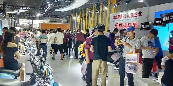 五羊電摩資質(zhì)+3C認證吸引衆多與(yu)會經銷商的關注(zhu)