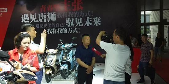 唐獅(shi)蔡希新總經理接(jie)受電視台記者采(cǎi)訪