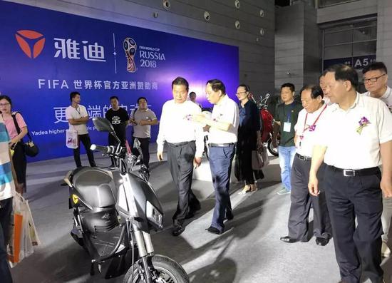 領導(dao)嘉賓參觀雅迪展(zhǎn)台