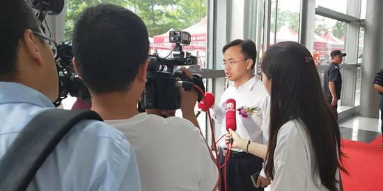 錫山(shān)區人民政府副區(qu)長栾海港接受新(xin)聞記者采訪