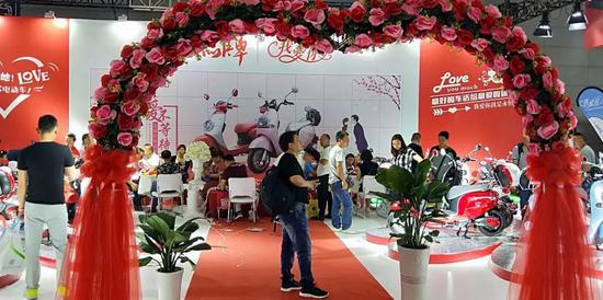 五(wǔ)星黑馬獨辟溪徑(jìng)，“我愛你”新品類獲(huò)贊無數