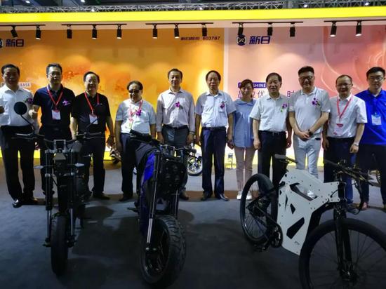 領(ling)導嘉賓參觀新日(rì)展台